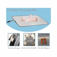 Geanta/rucsac pentru scutece, impermeabila, cu port USB, poate fi atarnata pe carucior, 42 x 32 x 15, 5 cm, gri OF008